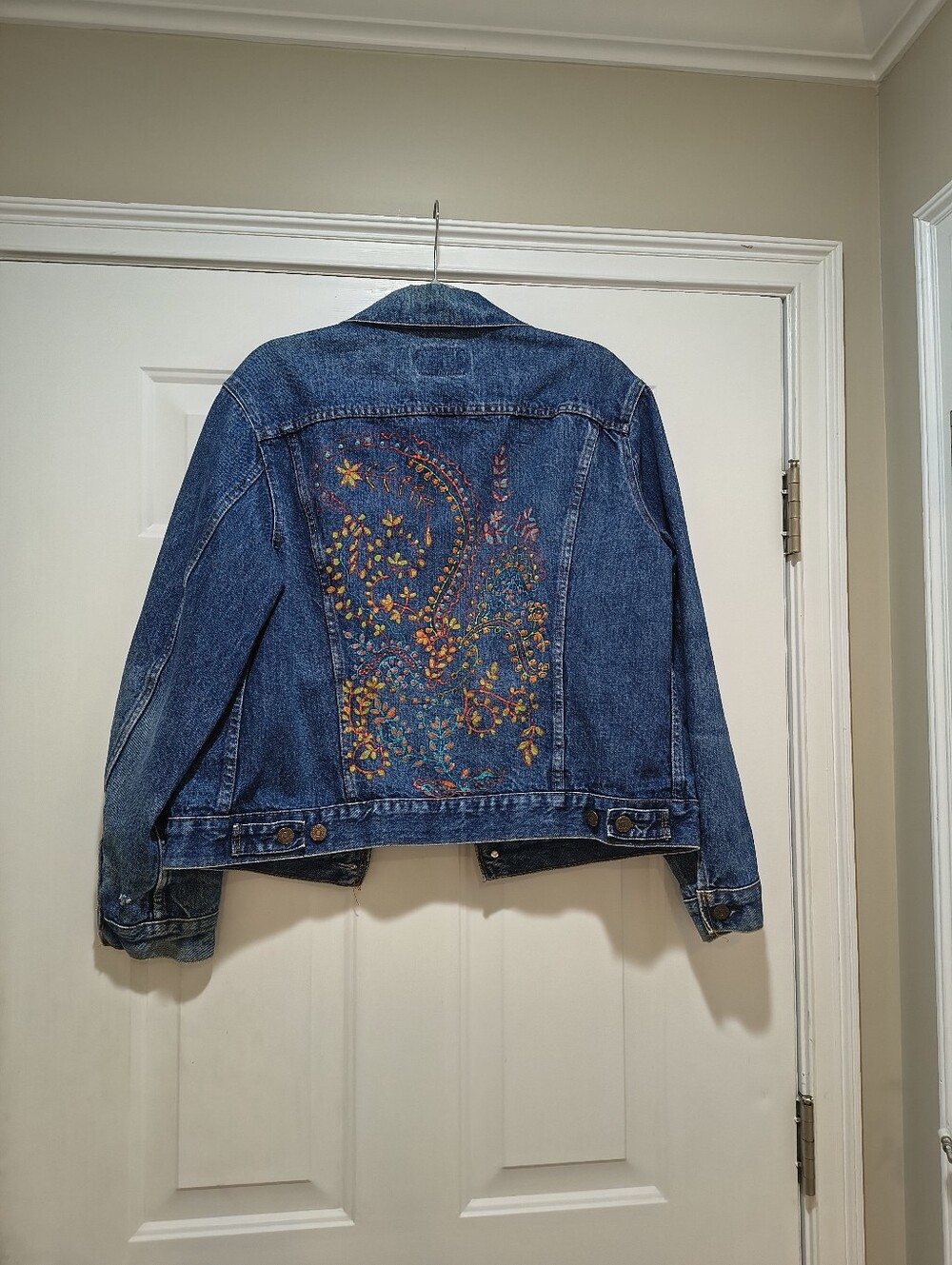 Vintage Levi's Trucker Jacket  With Painted Back Art To Wear Women Size 44